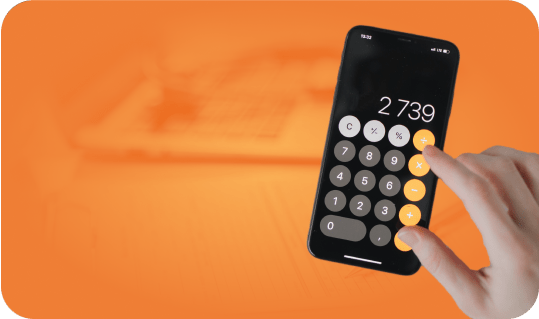 Obrazok rúk, ktoré používajú kalkulačku
